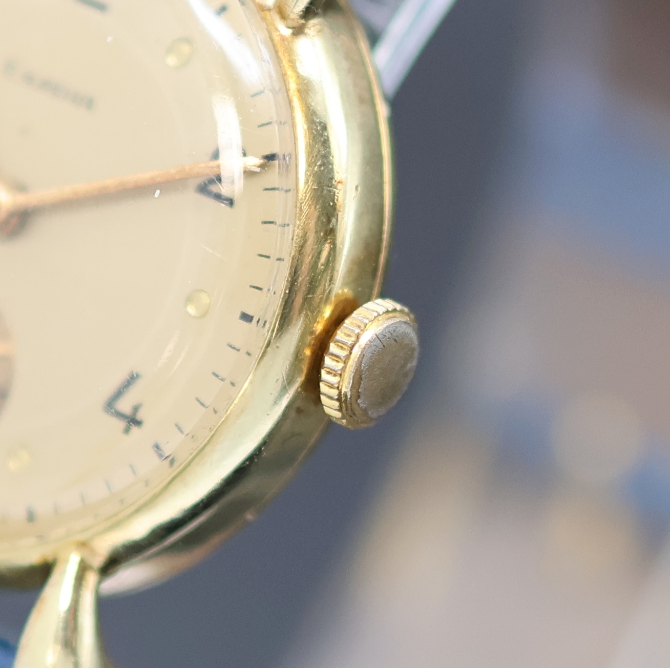 Detail c: ESZEHA Armbanduhr in GG 585/000, Schweiz um 1940, Handaufzug, tropfenförmige Bandanstöße, Boden aufgedr., gold. Zifferbl. m. gold. Std.-Ind. u. ...