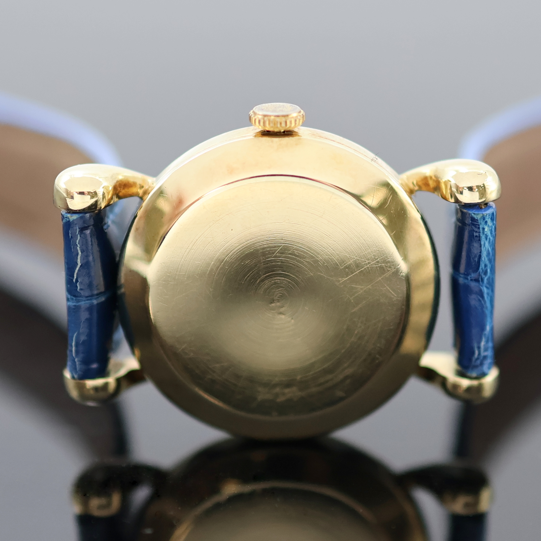 Detail d: ESZEHA Armbanduhr in GG 585/000, Schweiz um 1940, Handaufzug, tropfenförmige Bandanstöße, Boden aufgedr., gold. Zifferbl. m. gold. Std.-Ind. u. ...