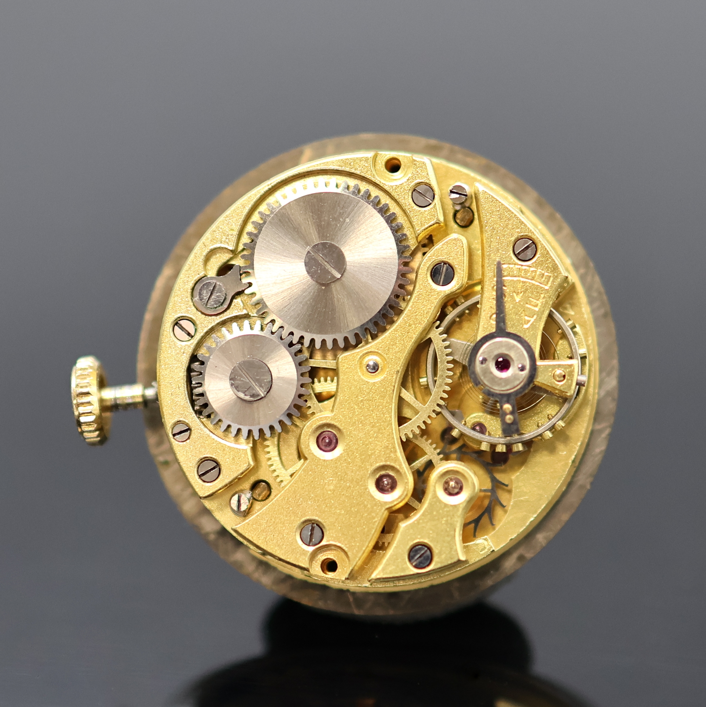 Detail e: ESZEHA Armbanduhr in GG 585/000, Schweiz um 1940, Handaufzug, tropfenförmige Bandanstöße, Boden aufgedr., gold. Zifferbl. m. gold. Std.-Ind. u. ...
