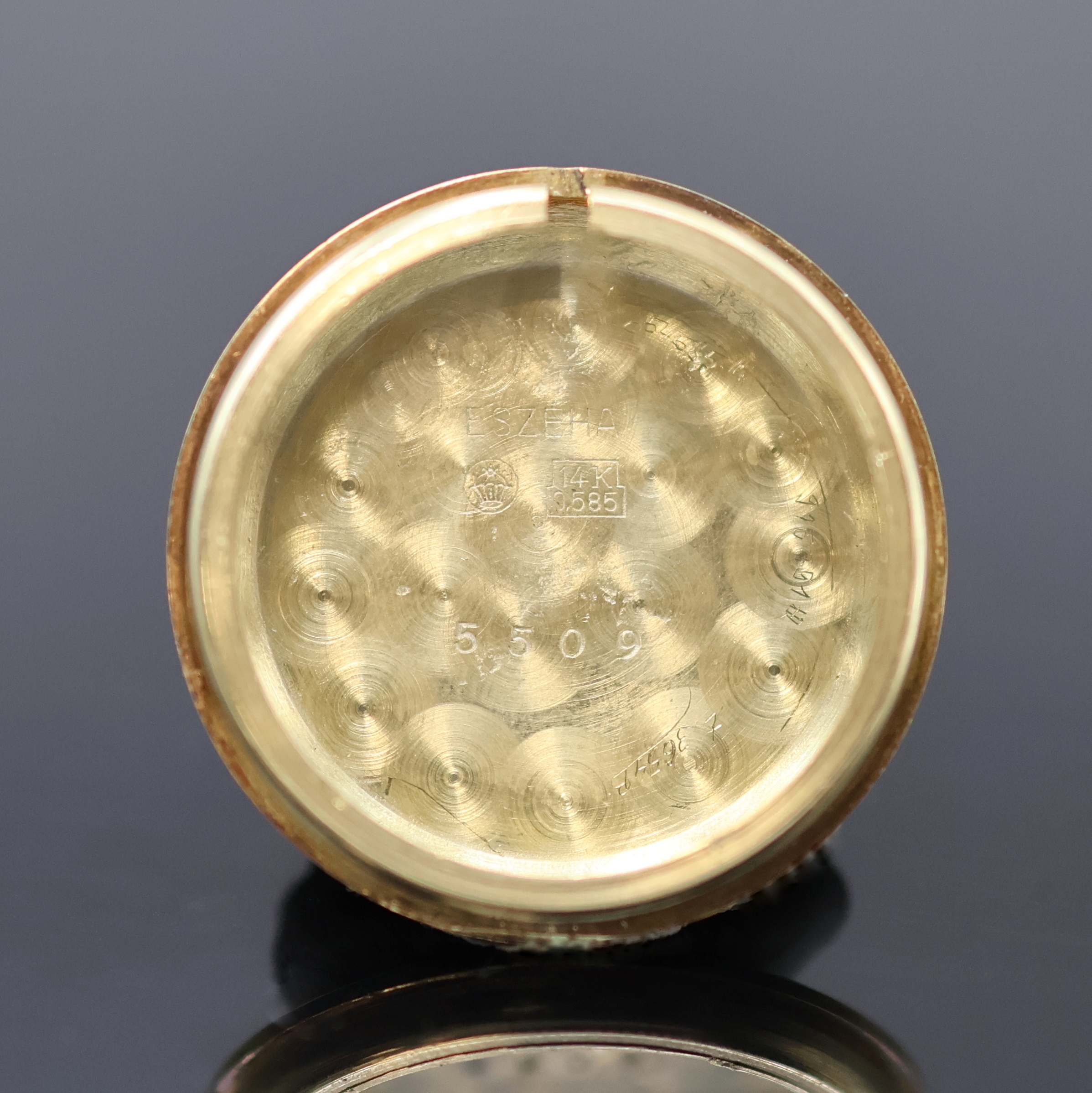 Detail f: ESZEHA Armbanduhr in GG 585/000, Schweiz um 1940, Handaufzug, tropfenförmige Bandanstöße, Boden aufgedr., gold. Zifferbl. m. gold. Std.-Ind. u. ...