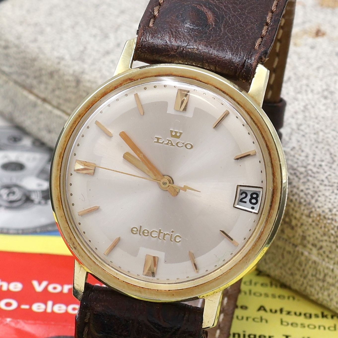 Detail a: LACO Electric Armbanduhr in GG 585/000 mit Backwinder, Deutschland 1960er Jahre, Boden aufgedr., silb. Zifferbl. m. gold. Std.-Ind., gold. Zeiger, ...