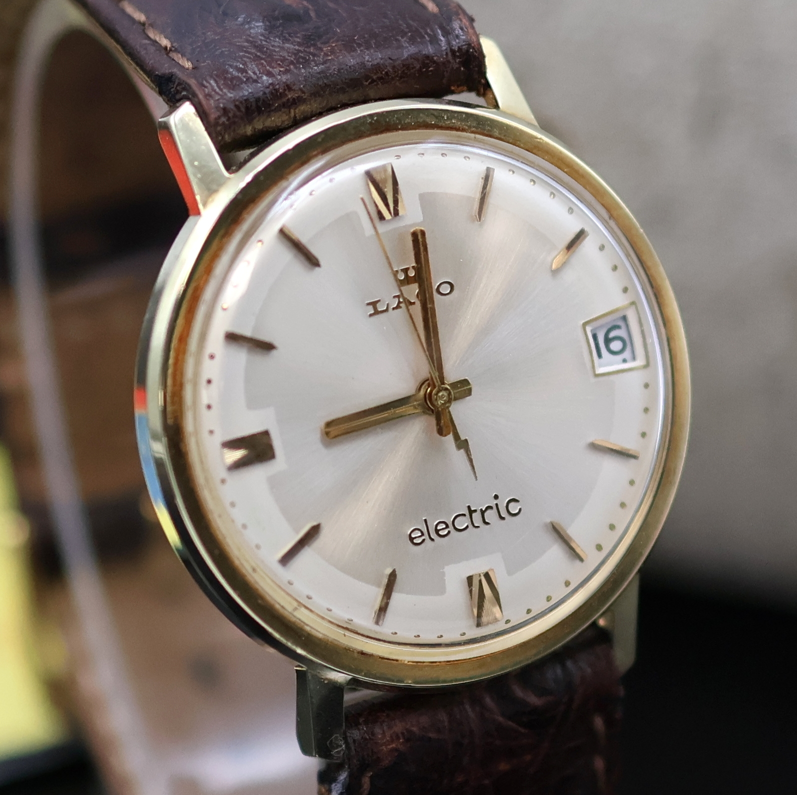 Detail b: LACO Electric Armbanduhr in GG 585/000 mit Backwinder, Deutschland 1960er Jahre, Boden aufgedr., silb. Zifferbl. m. gold. Std.-Ind., gold. Zeiger, ...