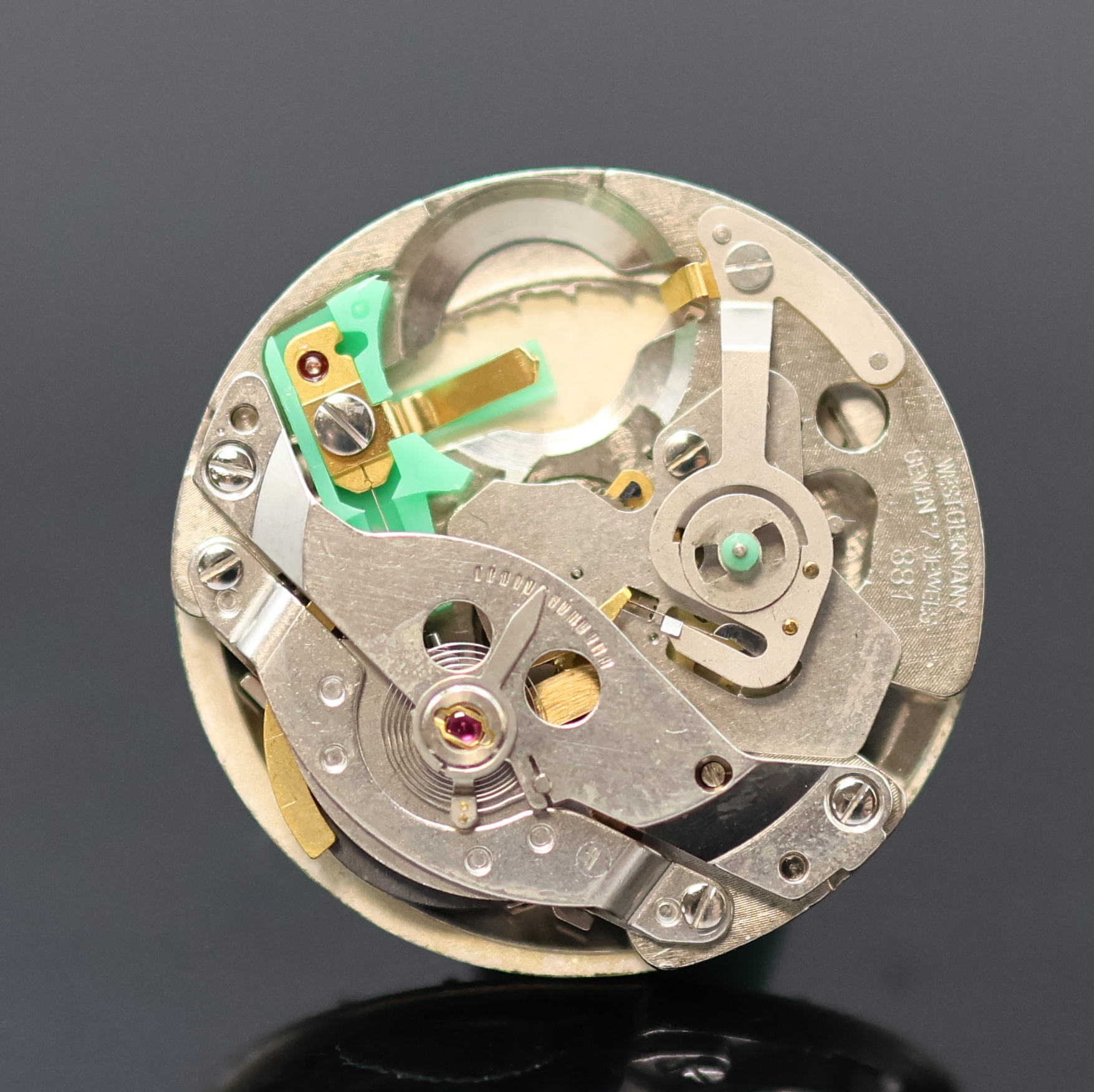 Detail d: LACO Electric Armbanduhr in GG 585/000 mit Backwinder, Deutschland 1960er Jahre, Boden aufgedr., silb. Zifferbl. m. gold. Std.-Ind., gold. Zeiger, ...