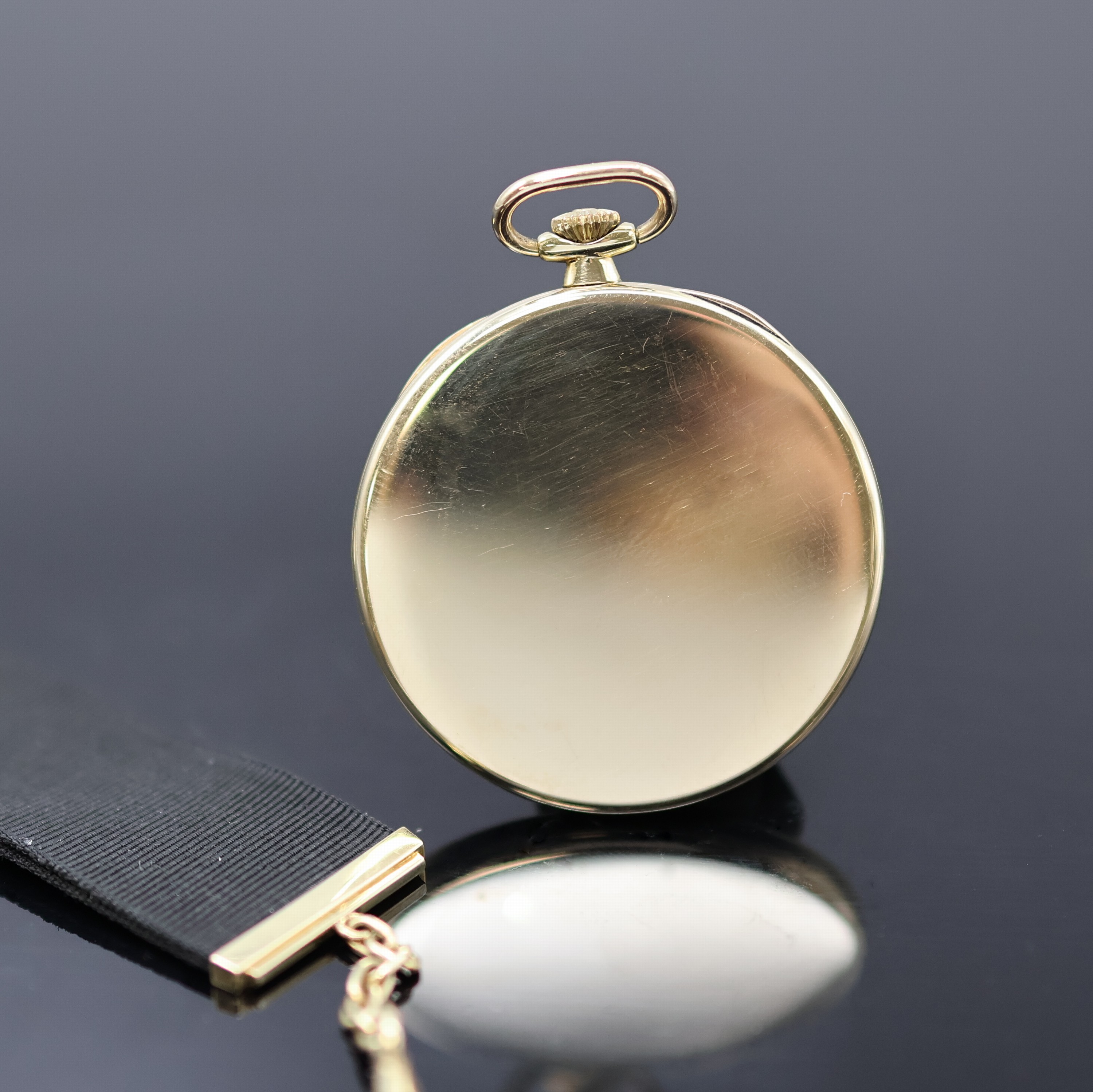Detail a: BUCHERER Chronometer offene Taschen-/Frackuhr in GG 585/000 mit Chatelain in GG 585/000, Schweiz um 1935, Geh. l. dell., Boden aufgedr., goldfarb. ...