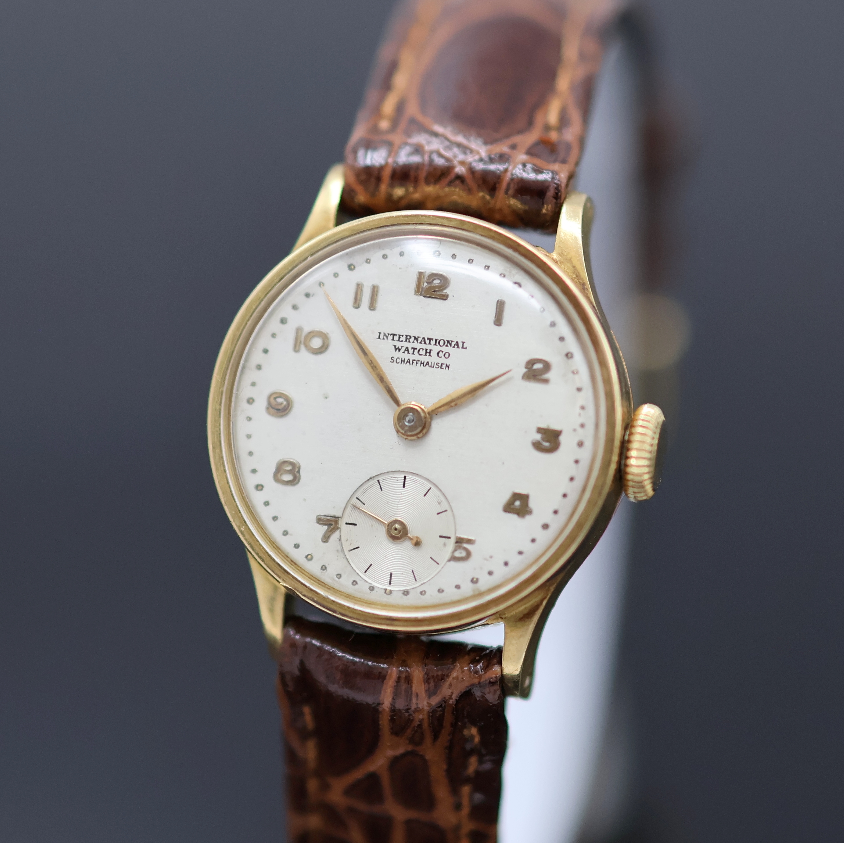 Detail a: IWC Damenarmbanduhr in GG 750/000, Schweiz um 1950, Handaufzug, Boden u. Glasrand aufgedr., silb. Zifferbl. m. arab. Zahlen, gold. Zeiger, kl. Sek. ...