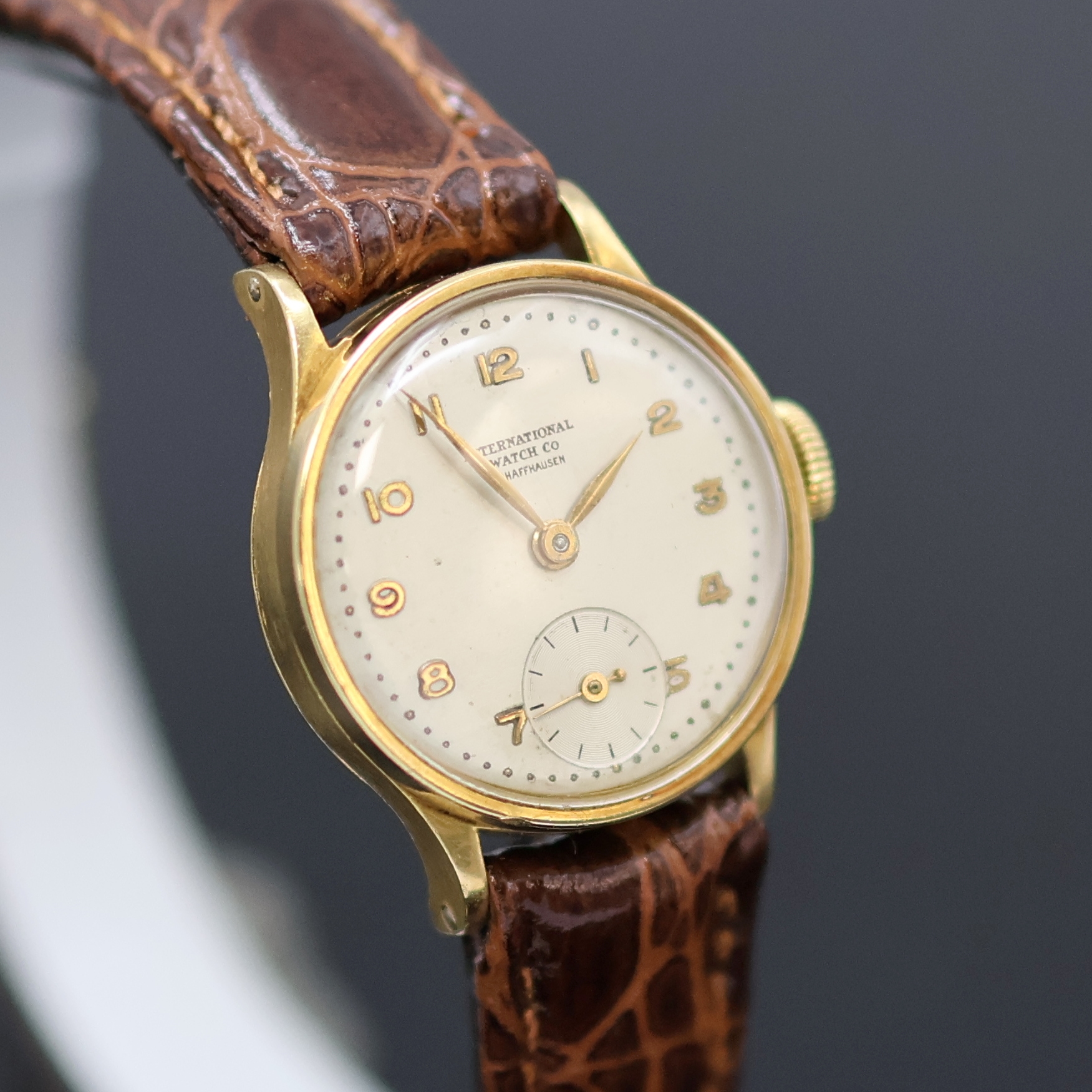 Detail b: IWC Damenarmbanduhr in GG 750/000, Schweiz um 1950, Handaufzug, Boden u. Glasrand aufgedr., silb. Zifferbl. m. arab. Zahlen, gold. Zeiger, kl. Sek. ...