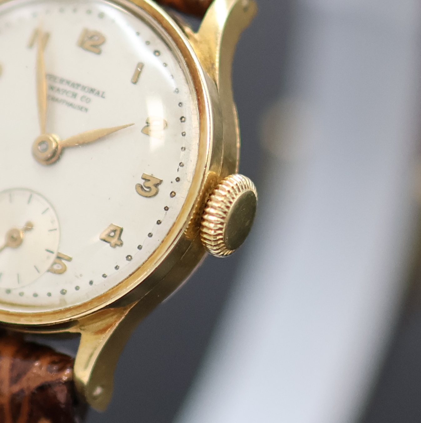 Detail c: IWC Damenarmbanduhr in GG 750/000, Schweiz um 1950, Handaufzug, Boden u. Glasrand aufgedr., silb. Zifferbl. m. arab. Zahlen, gold. Zeiger, kl. Sek. ...