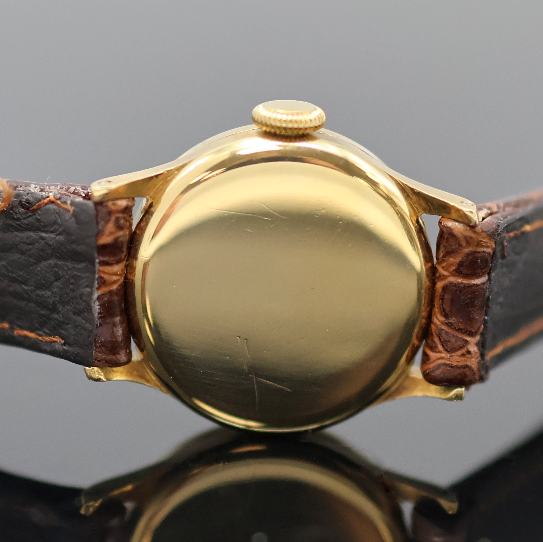 Detail d: IWC Damenarmbanduhr in GG 750/000, Schweiz um 1950, Handaufzug, Boden u. Glasrand aufgedr., silb. Zifferbl. m. arab. Zahlen, gold. Zeiger, kl. Sek. ...