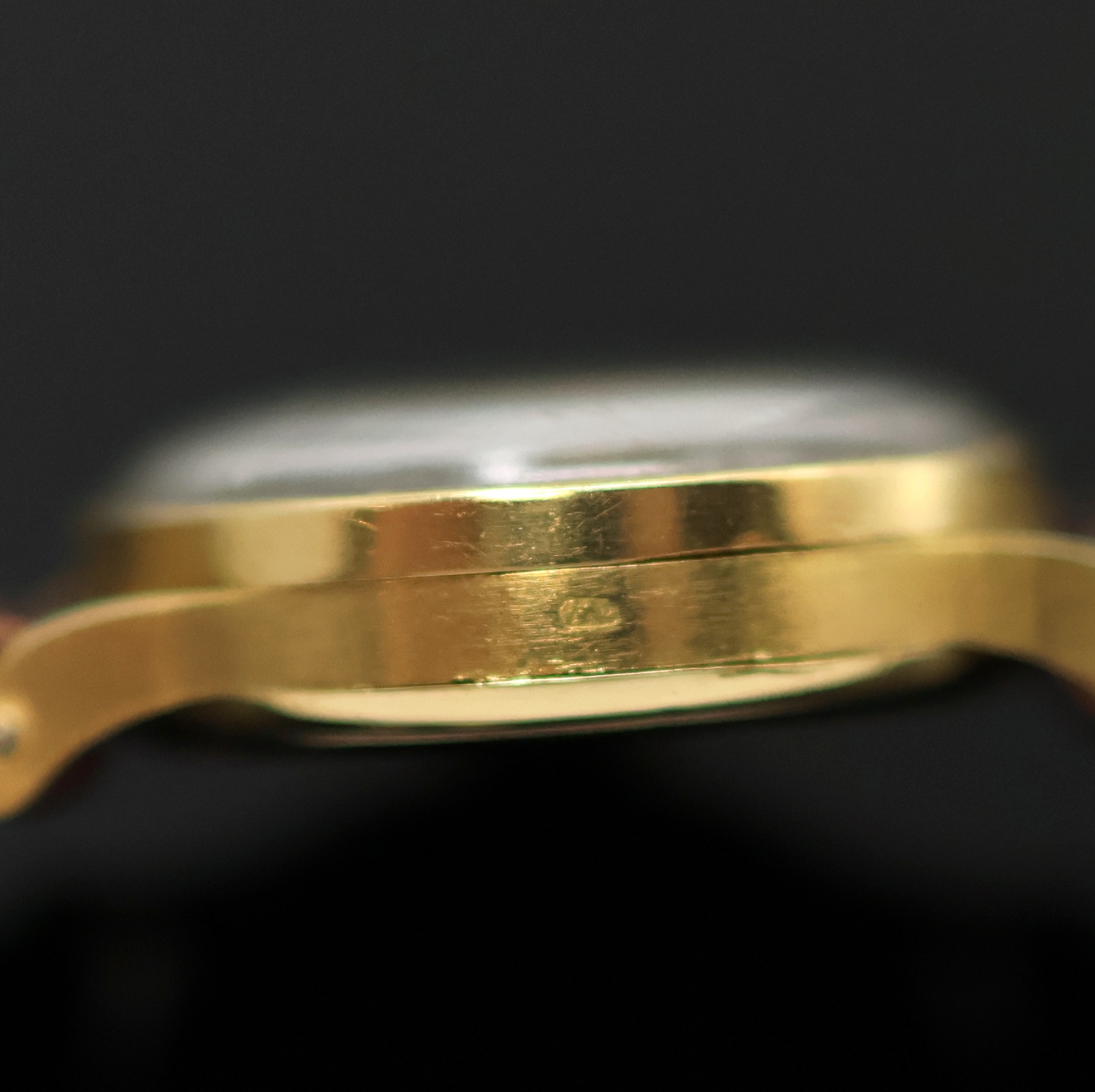 Detail e: IWC Damenarmbanduhr in GG 750/000, Schweiz um 1950, Handaufzug, Boden u. Glasrand aufgedr., silb. Zifferbl. m. arab. Zahlen, gold. Zeiger, kl. Sek. ...