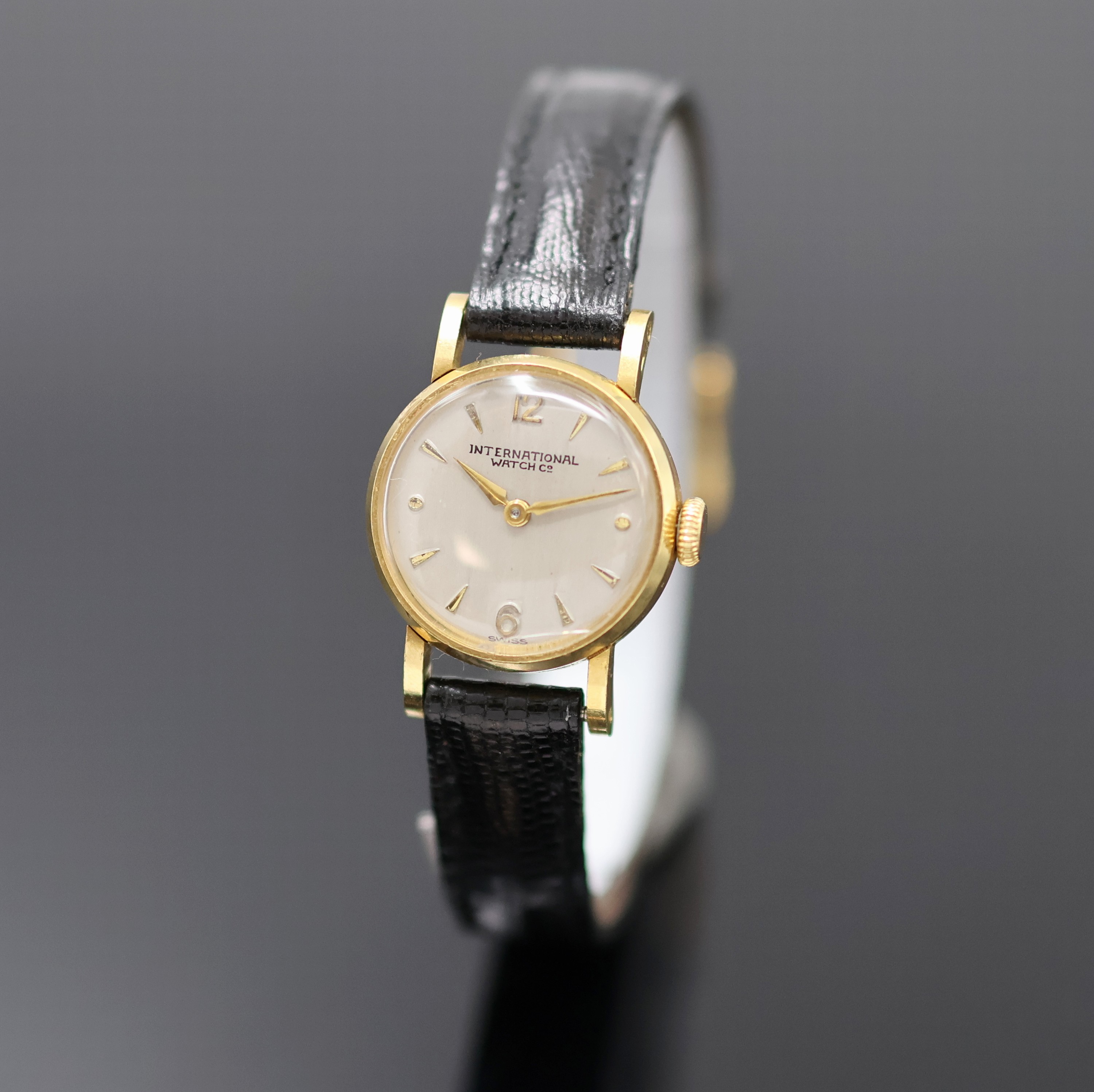 Image 27051557 - IWC Damenarmbanduhr in GG 750/000, Schweiz um 1953, Handaufzug, Boden u. Glasrand ...