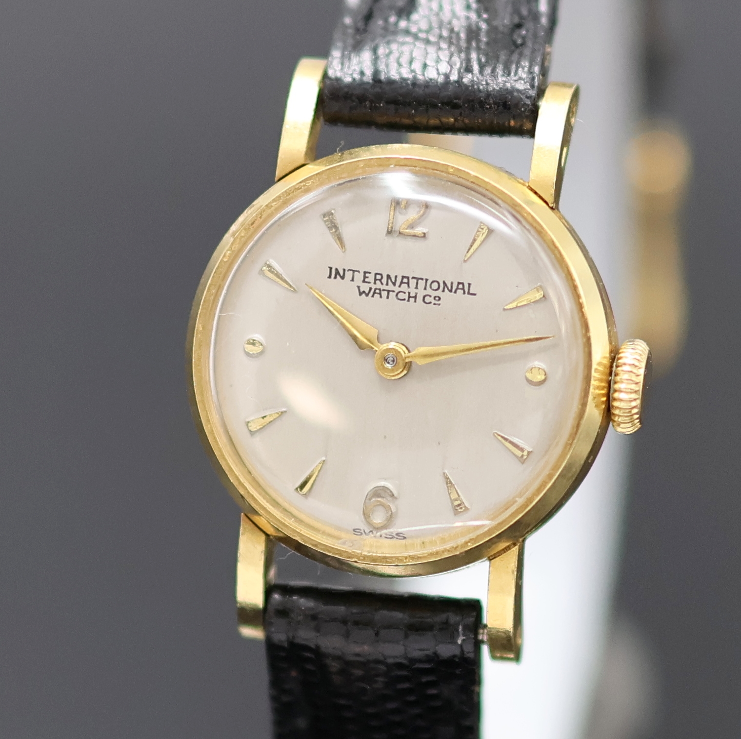 Detail a: IWC Damenarmbanduhr in GG 750/000, Schweiz um 1953, Handaufzug, Boden u. Glasrand aufgedr., silb. Zifferbl. rest., gold. Std.- Ind. u. Zeiger, Kal. ...