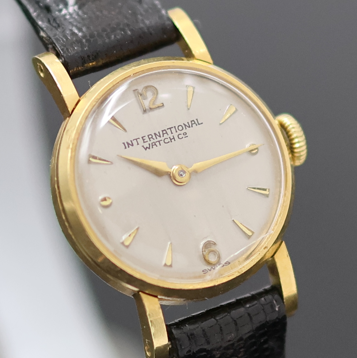 Detail b: IWC Damenarmbanduhr in GG 750/000, Schweiz um 1953, Handaufzug, Boden u. Glasrand aufgedr., silb. Zifferbl. rest., gold. Std.- Ind. u. Zeiger, Kal. ...