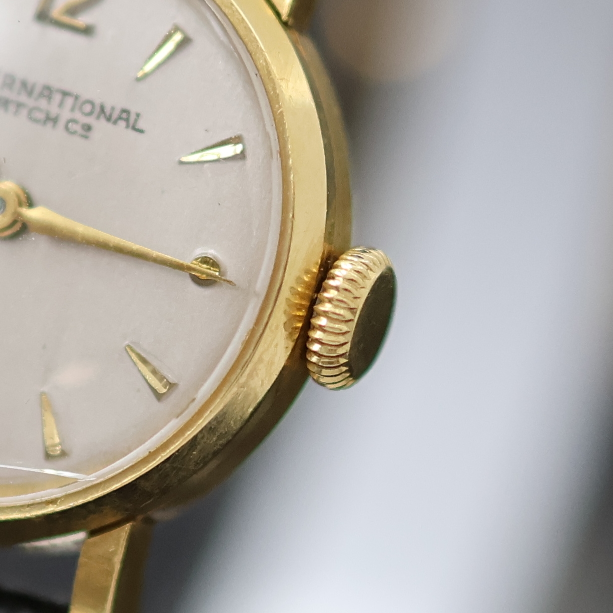 Detail c: IWC Damenarmbanduhr in GG 750/000, Schweiz um 1953, Handaufzug, Boden u. Glasrand aufgedr., silb. Zifferbl. rest., gold. Std.- Ind. u. Zeiger, Kal. ...