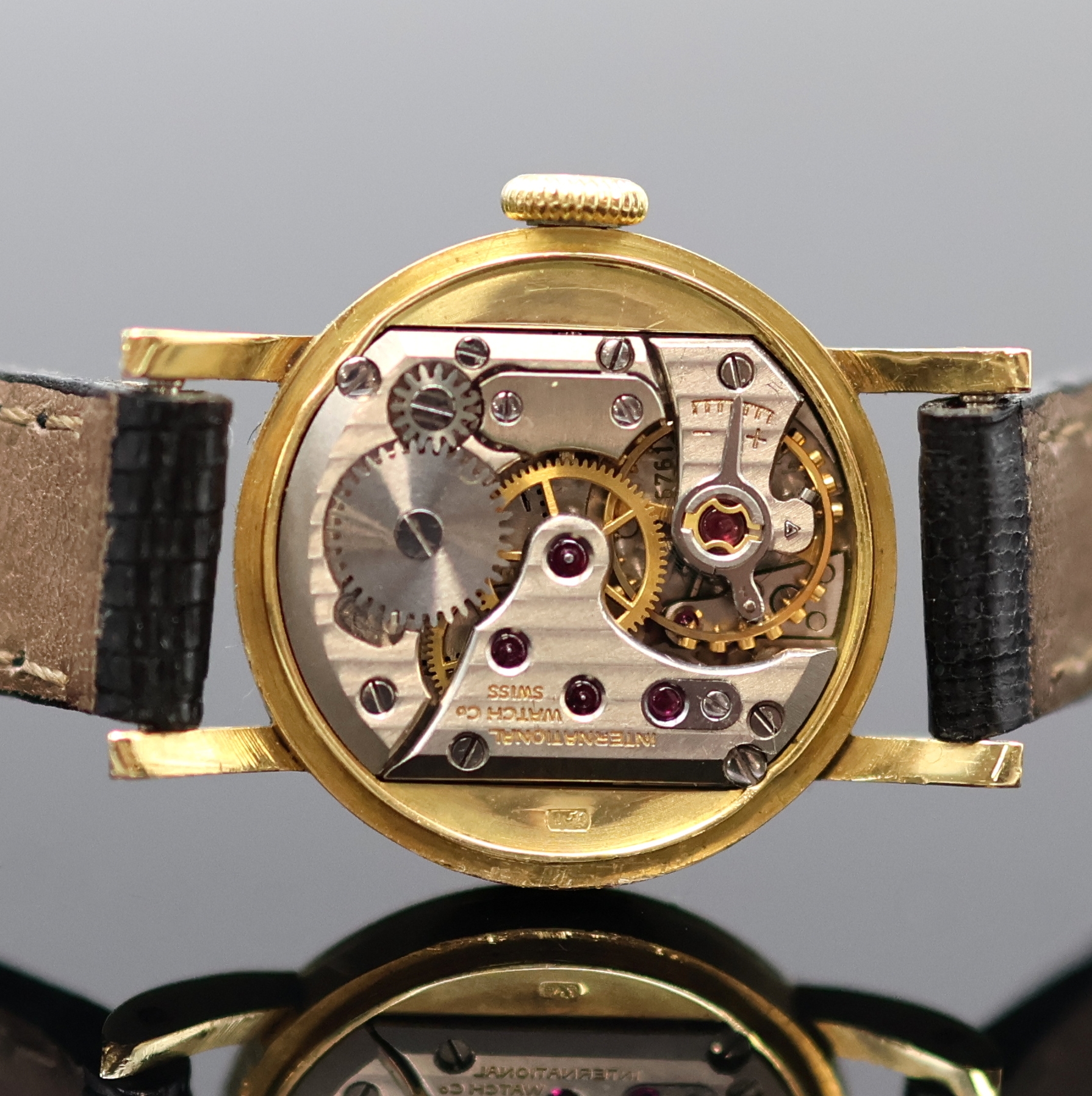 Detail e: IWC Damenarmbanduhr in GG 750/000, Schweiz um 1953, Handaufzug, Boden u. Glasrand aufgedr., silb. Zifferbl. rest., gold. Std.- Ind. u. Zeiger, Kal. ...