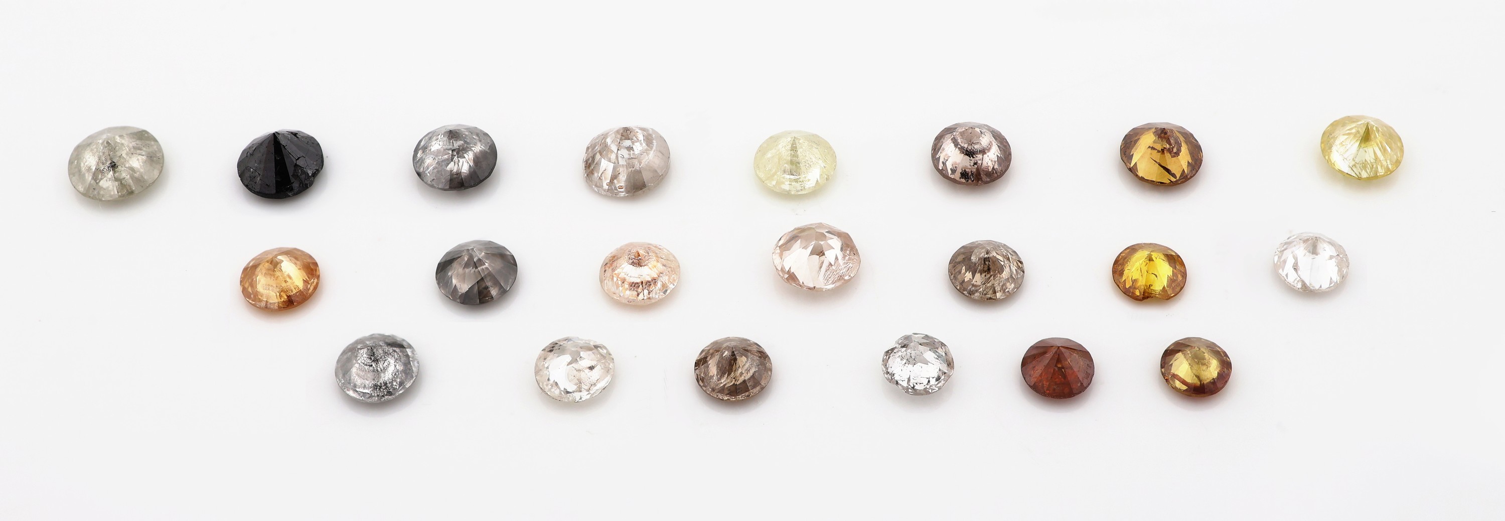 Detail a: Lot 21 lose Brillanten, zus. ca. 4.88 ct fancy colours, teilw. besch.