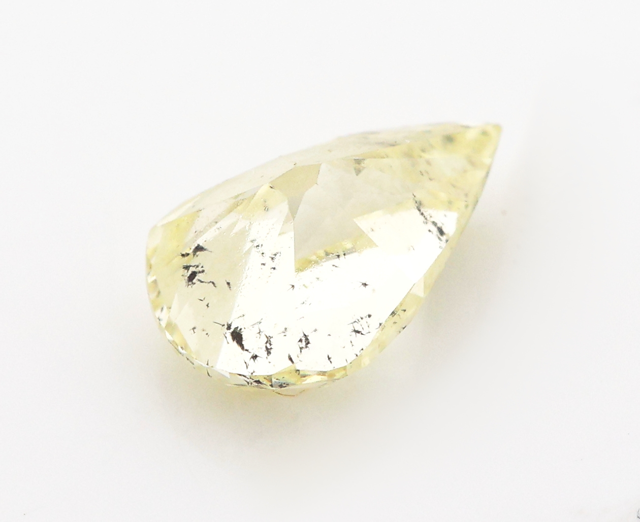 Detail b: Loser Diamanttropfen, 1.00 ct Natural Fancy Light Brownish Greenish Yellow, 7.89 x 5.06 x 3.72 mm, GIA-Expertise