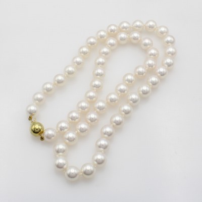 27051586a - Kette aus Akoyazuchtperlen, Kugelschl. GG 585/000, Perlen von l. roséf. Lüster ca. 7,5 ...