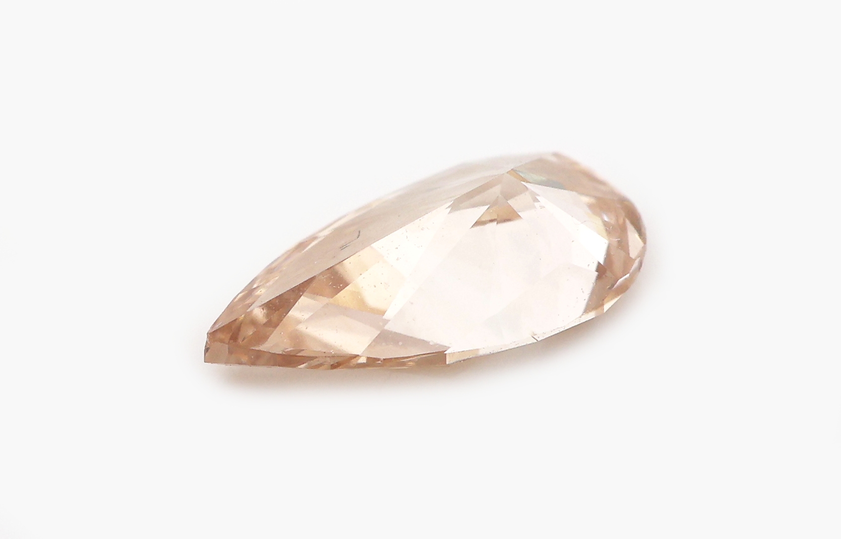 Detail b: Loser Diamanttropfen, 0.46 ct Natural Fancy Orange-Brown/si1, 7.49 x 3.83 x 2.40 mm, GIA- Expertise
