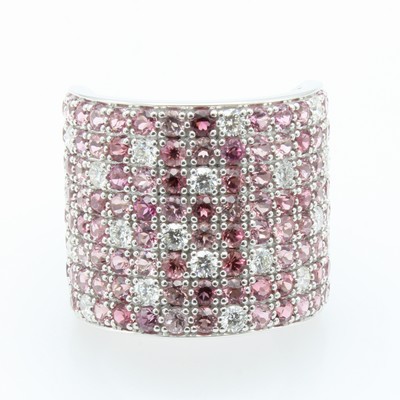 27051605a - Ring mit Turmalinen und Brillanten, WG 750/ 000, 20 Brill. zus. ca. 0.93 ct feines ...