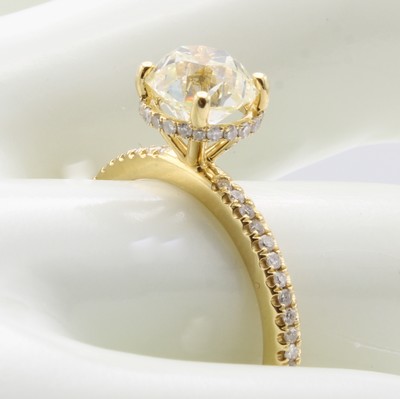 27051607a - Ring mit Diamant und Brillanten, WG 750/000,mittiger Diam. ca. 1.69 ct get.vs1 umgeben ...