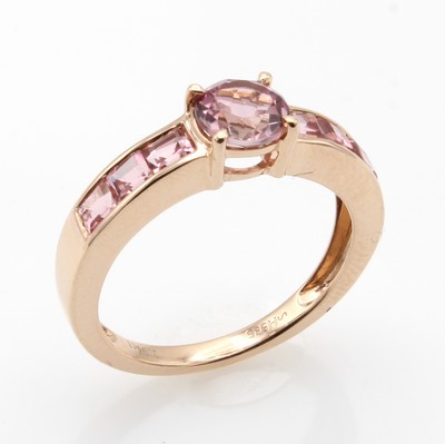 27051614a - Ring mit Turmalinen, RoséG 585/000, runder u. 6 Turmalincarrées zus. ca. 1.94 ct, RW ...