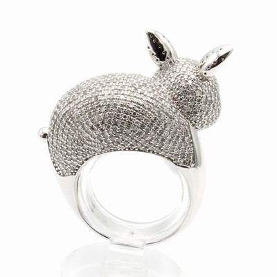 27051617a - Ring ´Kaninchen´ mit Diamanten, WG 750/000, 2 Diam. als Augen zus. ca. 0.04 ct schwarz ...