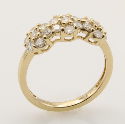 27051621a - Ring mit Brillanten, WG 585/000, 21 Brill. in Blütenform zus. ca. 0.96 ct feines ...