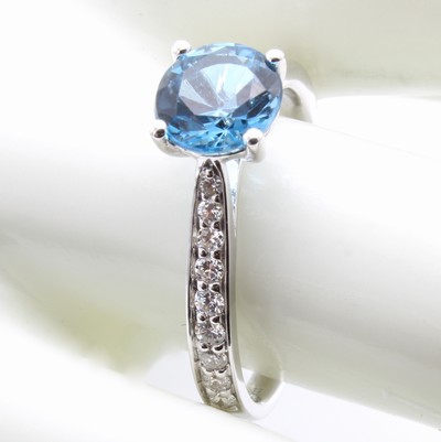 Image Ring mit Brillanten und Blautopas, WG 585/ 000, 18 Brill. zus. ca. 0.28 ct feines ...