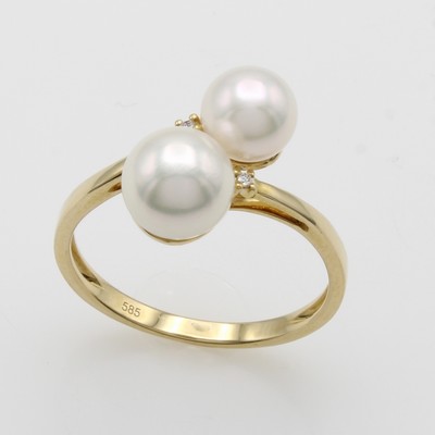 27051656a - Ring mit Akoyazuchtperlen und Diamanten, GG 585/000, 2 Perlen ca. 7.5 - 8 mm, 2 Brill. ...
