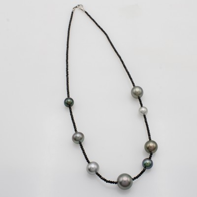 27051661a - Collier aus Spinellen und Tahitizuchtperlen, Karabinerschl. Silber, 8 Tahitiperlen in ...