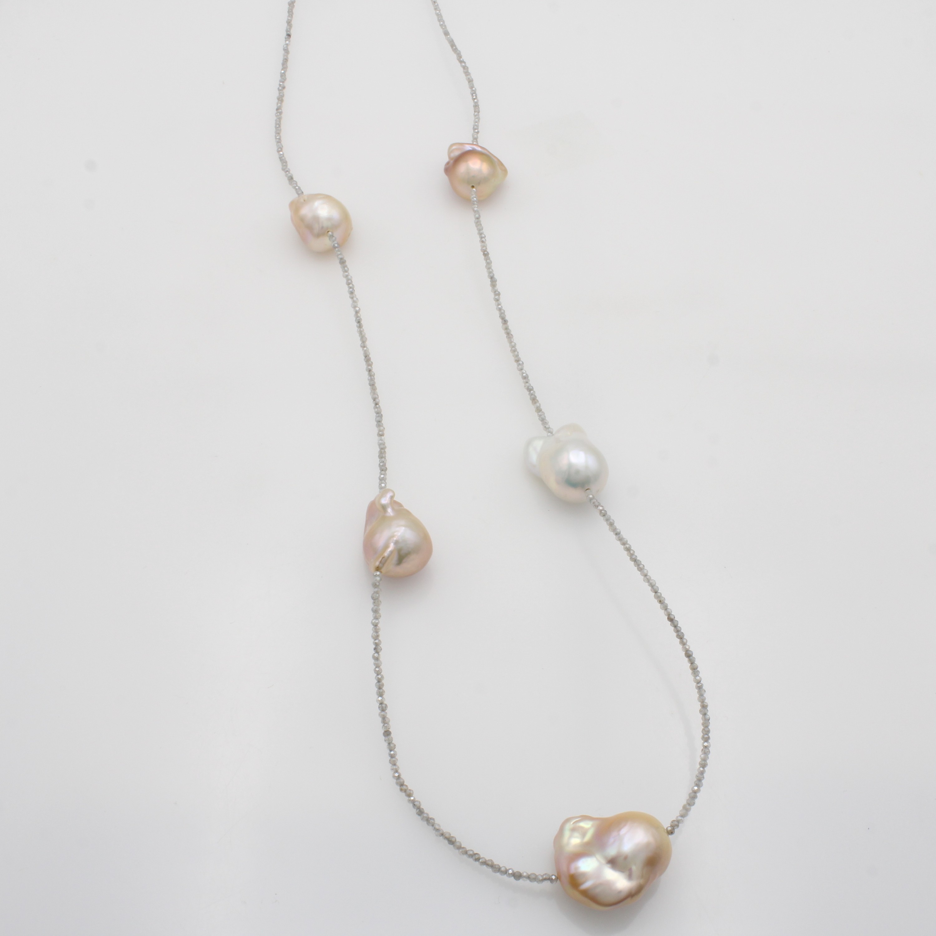 Image 27051711 - Lange Kette aus Labradoriten und Monsterperlen, Karabinerschl. Silber, 5 barocke Süß- ...