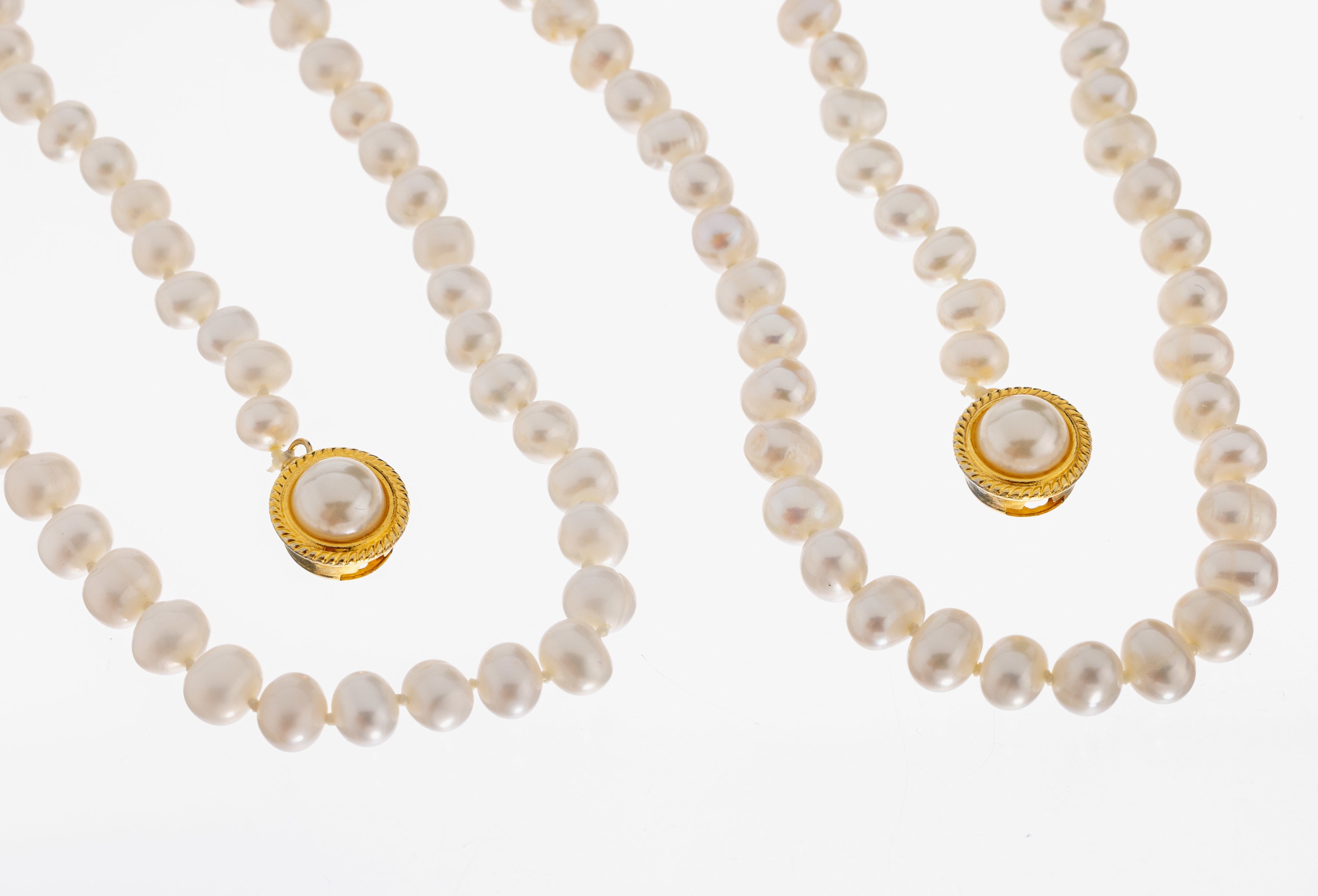 Image 27051829 - Konvolut 2 Perl-Colliers, 1 x l. unrunde Zuchtperlen, D. ca. 5.9-6.3 mm, L. ca. 69 cm, ...