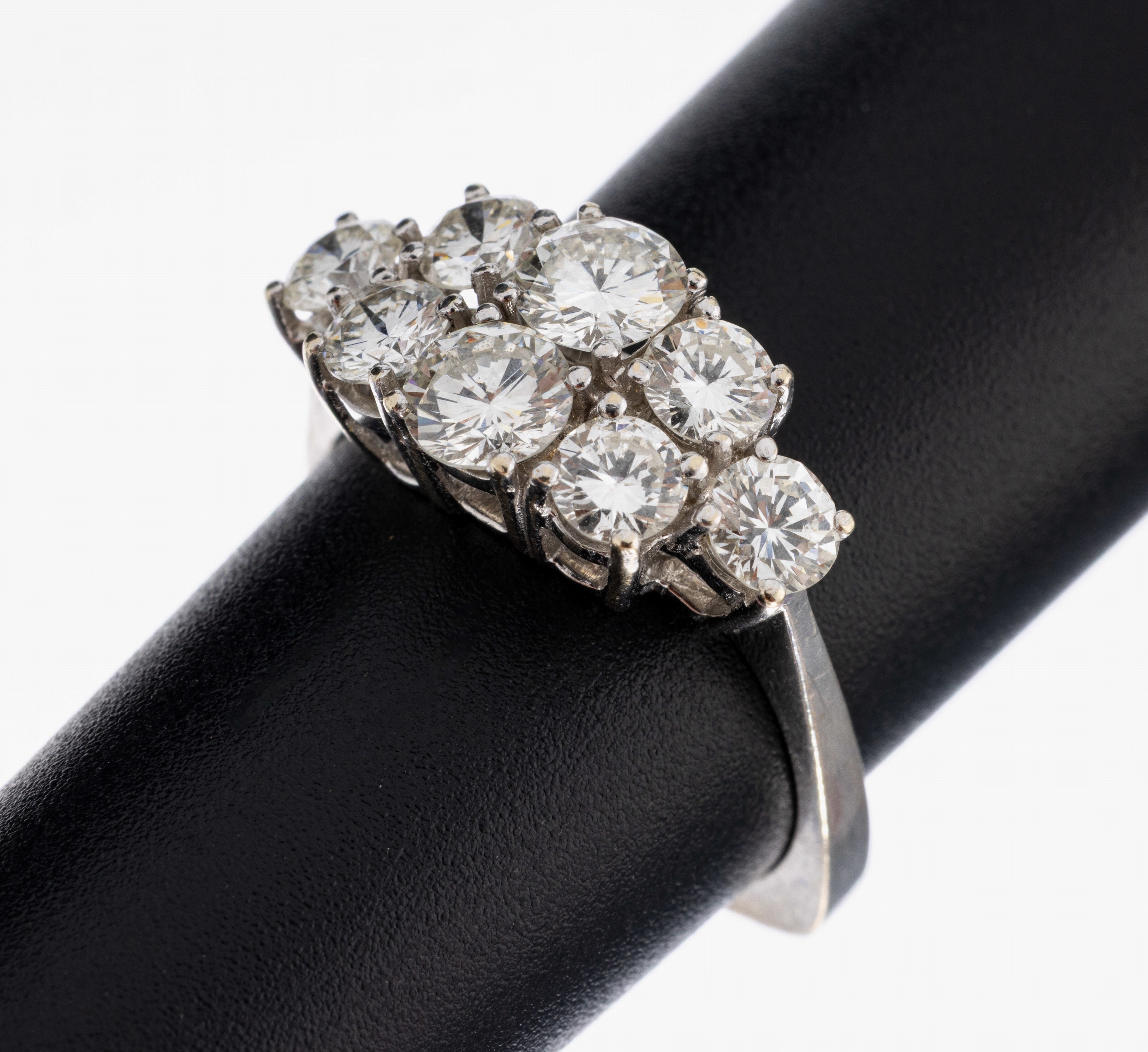 Image 27051838 - 14 kt Gold Brillant-Ring, WG 585/000, 8 Brillanten zus. ca. 2.00 ct (grav.) feines ...