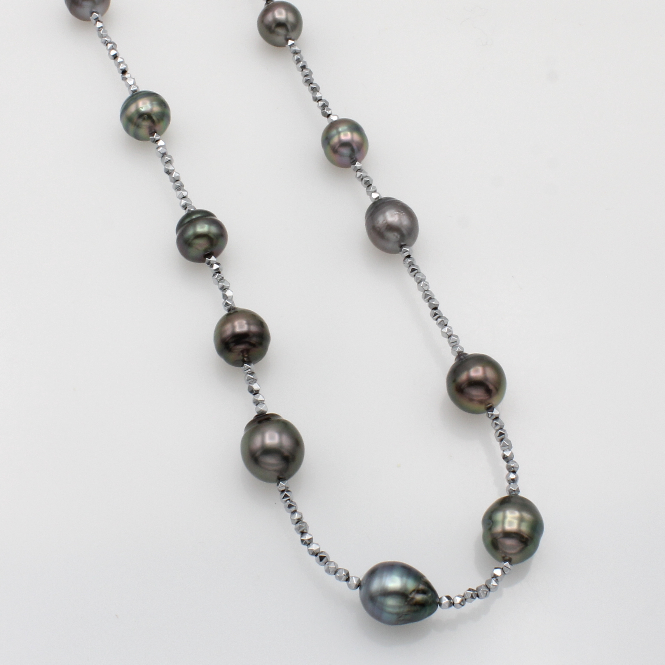 Image 27051866 - Kette aus Hämatiten und Tahitizuchtperlen, Karabinerschl. Silber, 15 barocke Perlen ca. ...