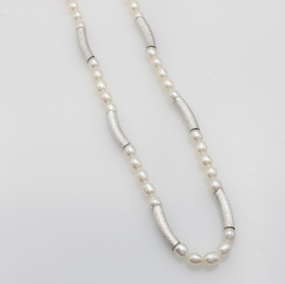 Image Kette aus Süßwasserzuchtperlen, Karabiner- schl. und Zwischenteile Silber, weiße ...