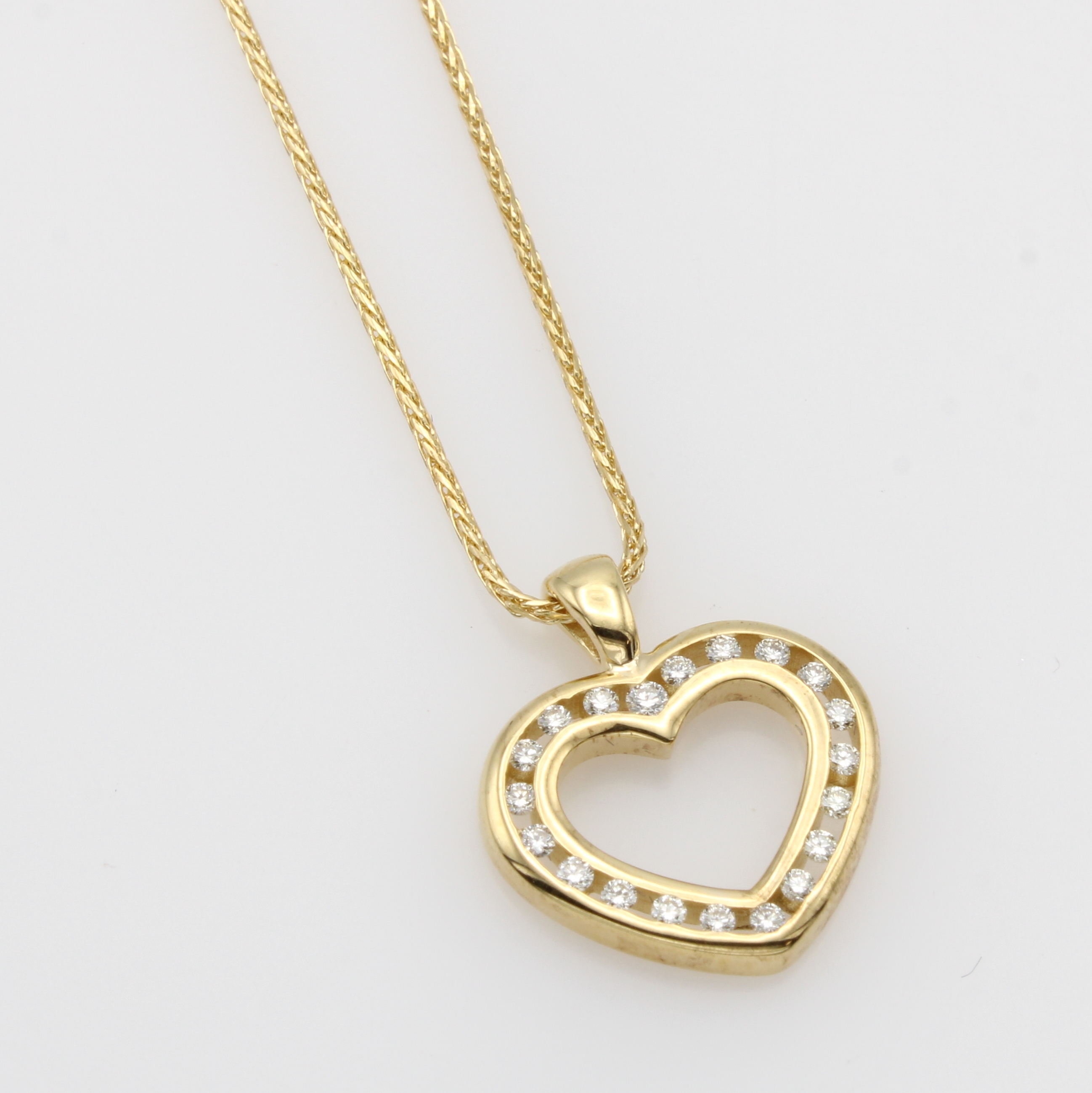 Image 27051950 - Herzanhänger mit Diamanten an Kette, GG 585/000, 20 Diam. zus. ca. 0.20 ct get. Weiß/ ...