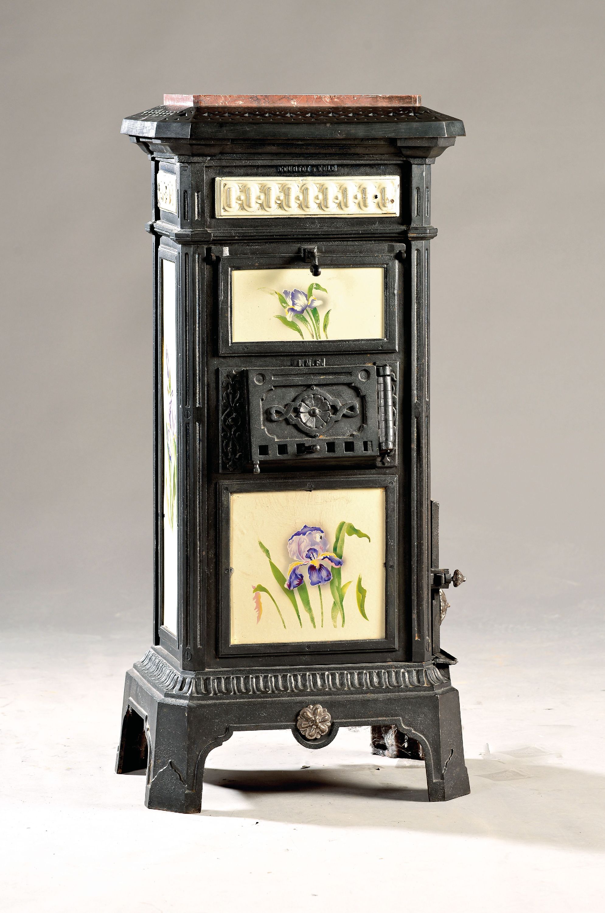 Image 27051954 - Kleiner Jugendstil Ofen, Frankreich, um 1900, Gußeisen, mit eingelegten Kacheln mit ...