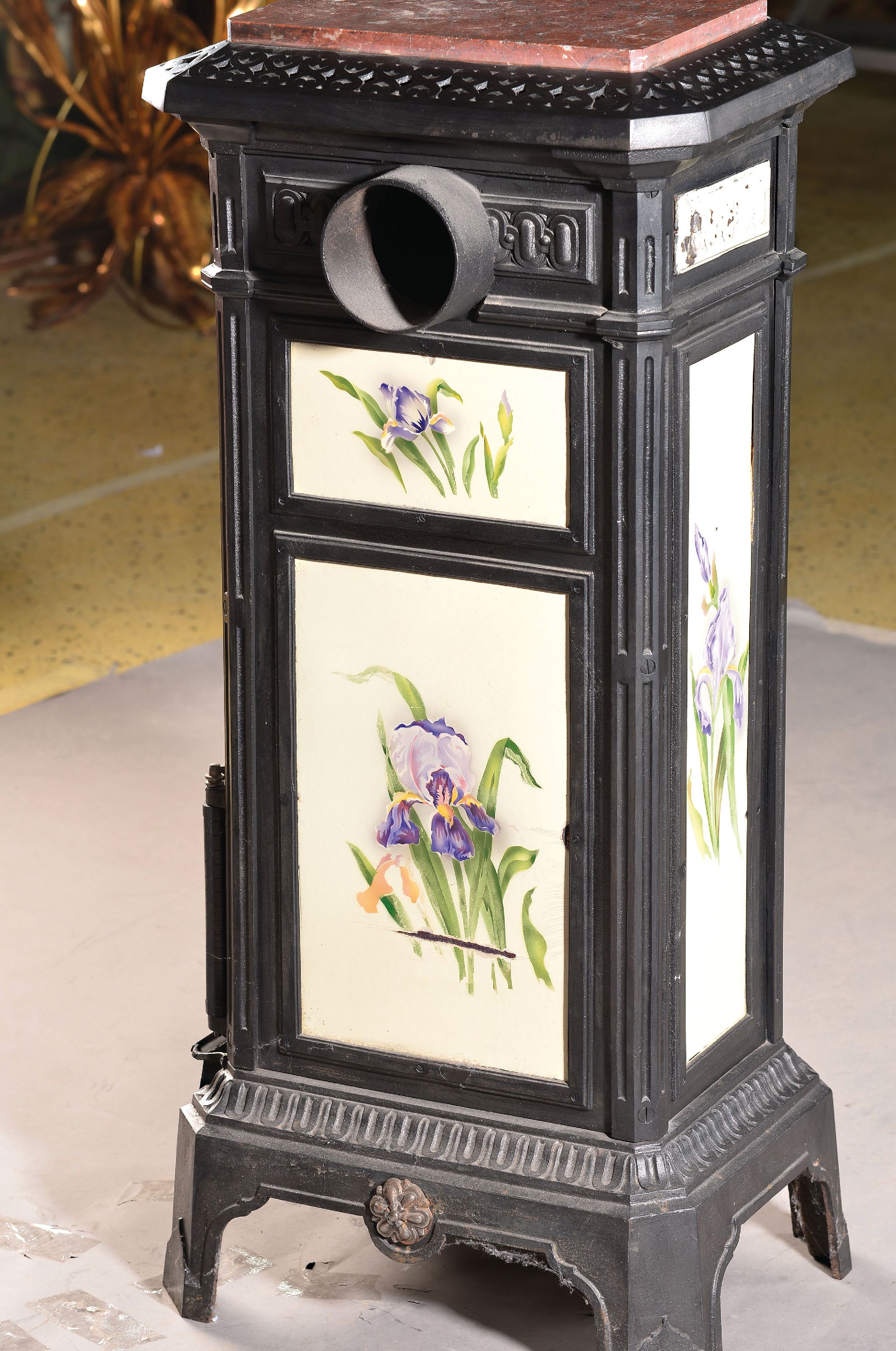 Detail a: Kleiner Jugendstil Ofen, Frankreich, um 1900, Gußeisen, mit eingelegten Kacheln mit buntem Irisdekor, ca. 102x45x36 cm, EZ 2