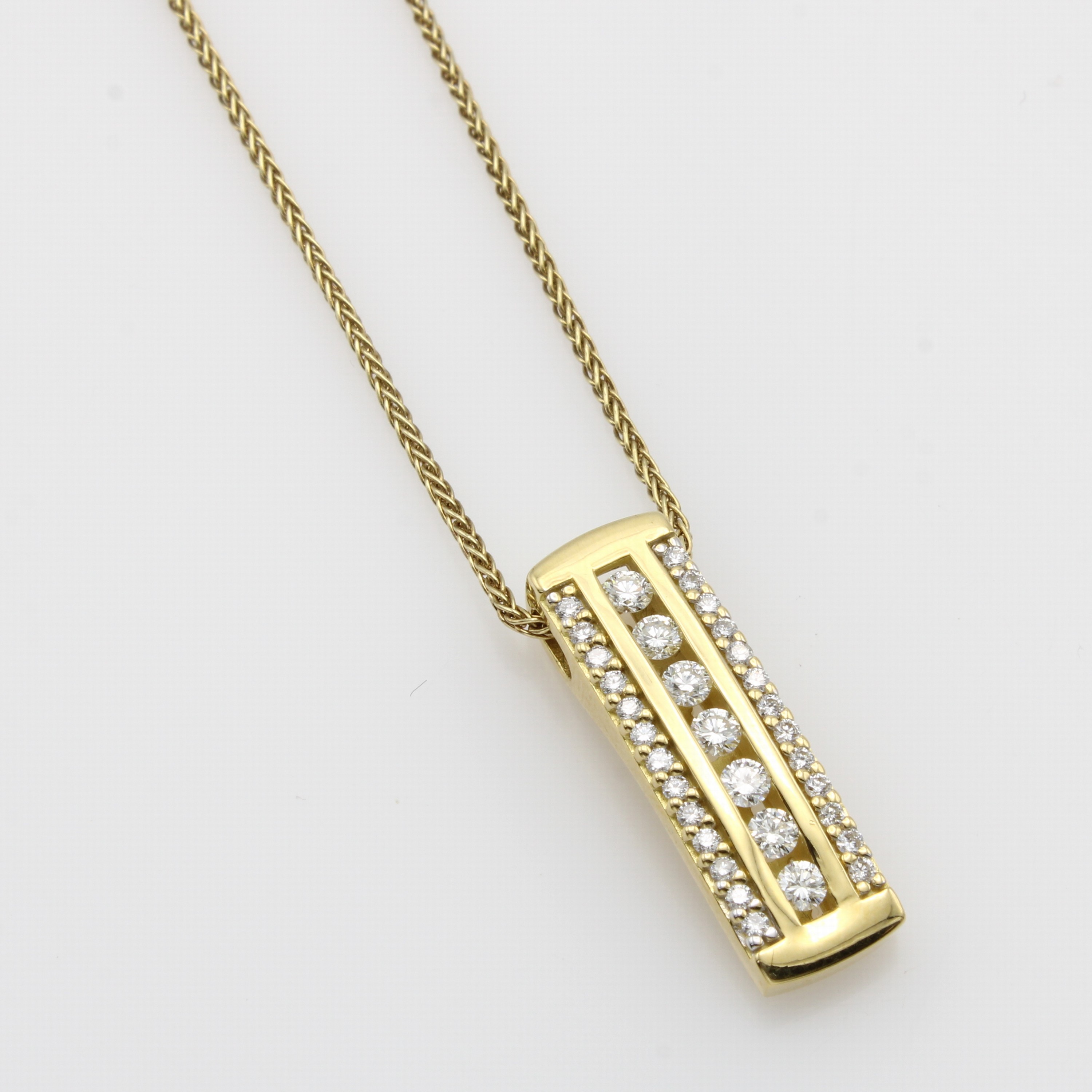 Image 27051956 - Anhänger mit Diamanten, GG 750/000, 33 Diam. in 3 Reihen gef. zus. ca. 0.50 ct Weiß/ ...