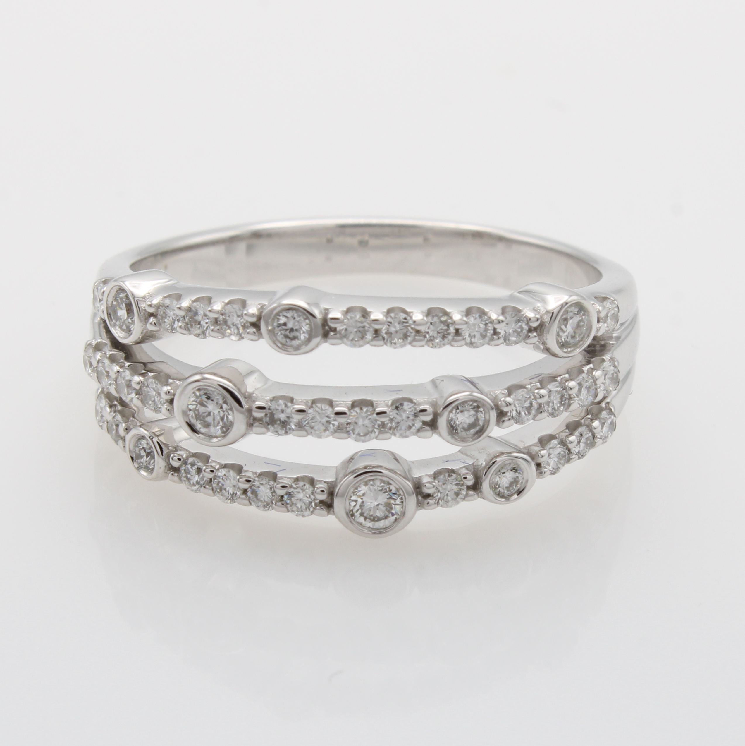 Image 27051959 - Ring mit Brillanten, WG 585/000, 3-reihige Ringschiene bes. mit 40 Brill. zus. ca. 0.45 ...