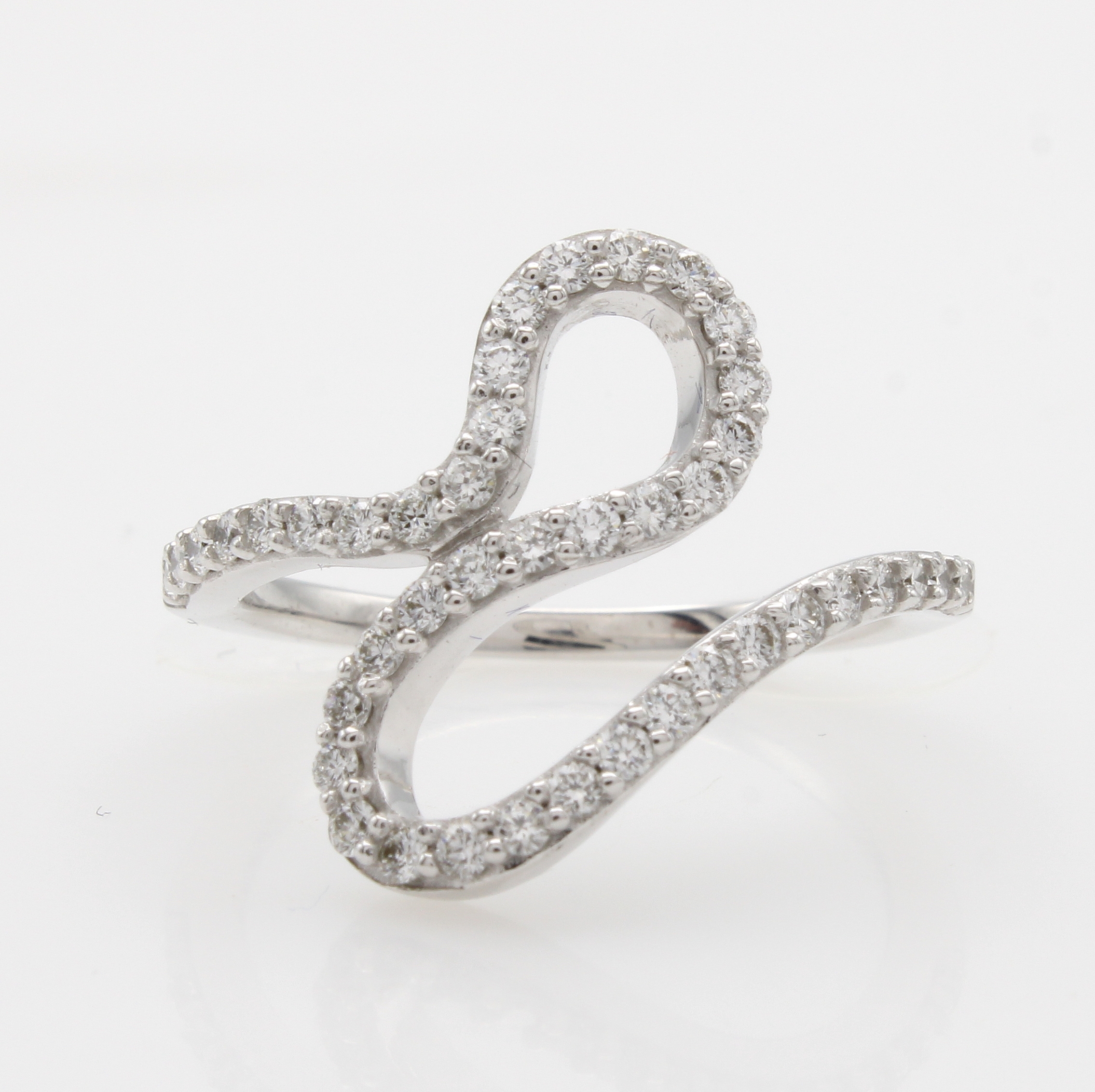 Image 27051962 - Ring mit Diamanten, WG 585/000, ge- schwungener Ringkopf, 42 Diam. zus. ca. 0.50 ct ...