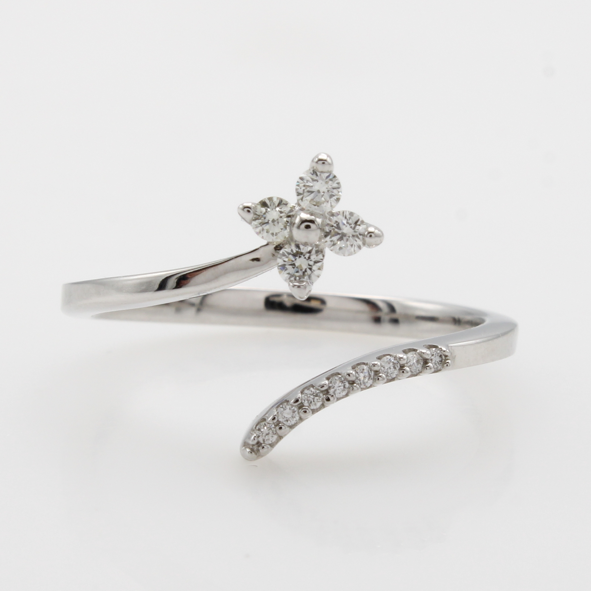 Image 27051963 - Ring mit Diamanten, WG 585/000, offene Ringschiene, 12 Diam. z.T. blütenf. gef. zus. ...