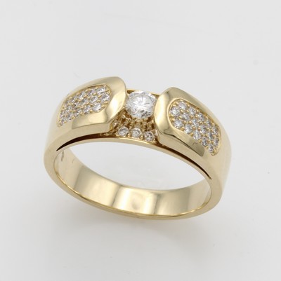 27051908a - Ring mit Brillanten, GG 585/000, Mittelsteinund 38 Besatzbrill. zus. ca. 0.50 ct ...