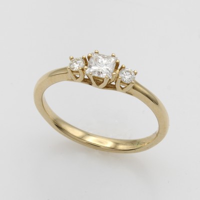 27051909a - Ring mit Diamant und Brillanten, GG 585/ 000, Mittelstein im Princess-Cut ca. 0.30 ct, ...