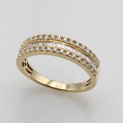 27051915a - Ring mit Diamanten und Brillanten, GG 585/ 000, 32 Diam. im Baguetteschl. zus. ca. 0.15 ...