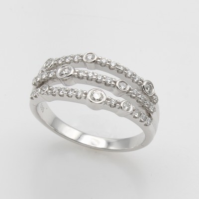 27051959a - Ring mit Brillanten, WG 585/000, 3-reihige Ringschiene bes. mit 40 Brill. zus. ca. 0.45 ...