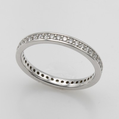 27051967a - Memoryring mit Diamanten, WG 585/000, 43 Diam. rundum gef. zus. ca. 0.50 ct Weiß/ ...