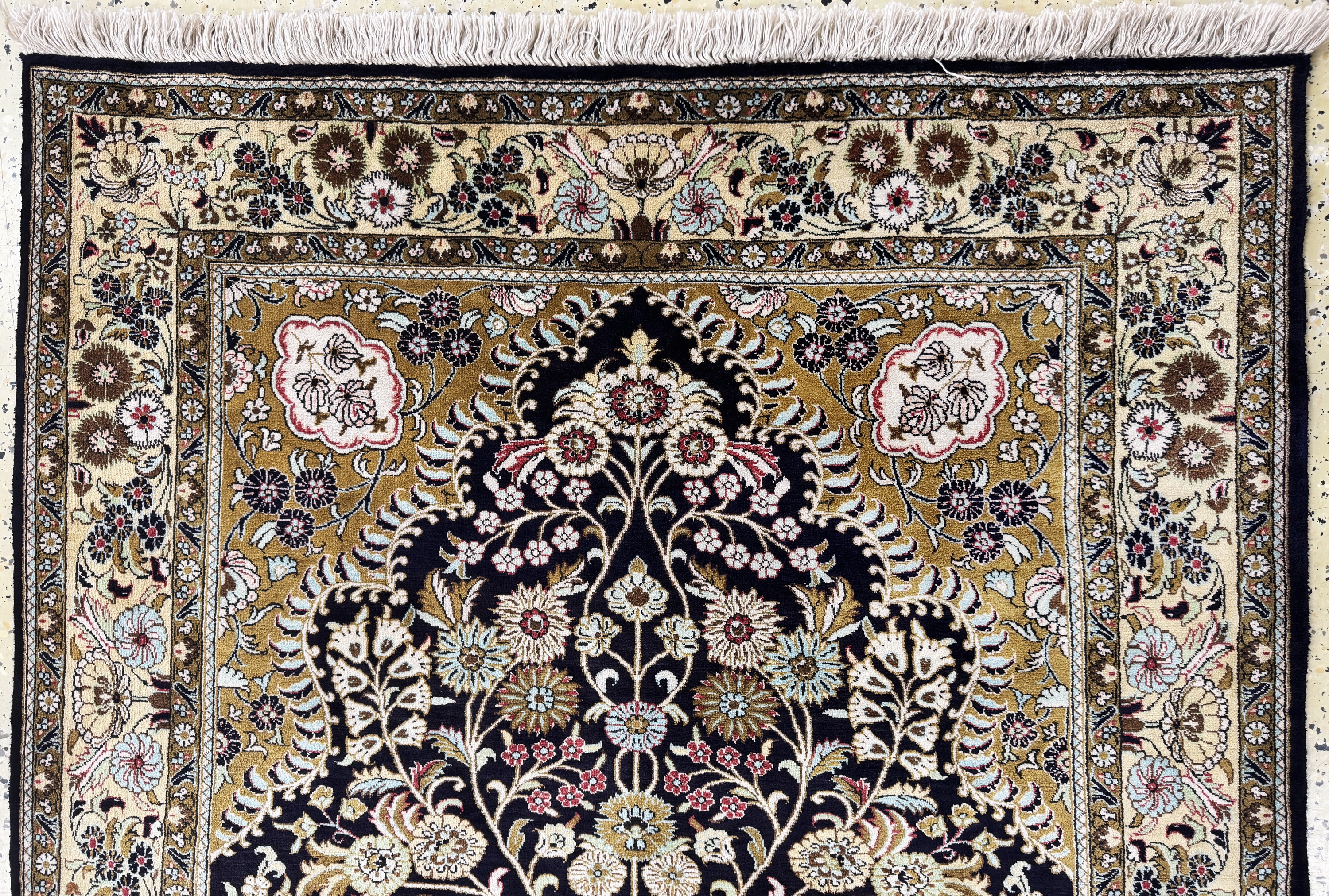 Detail a: Ghom Seide, Persien, Mitte 20.Jhd, reine Naturseide, ca. 152 x 110 cm, EHZ:(nahezu neuwertig)