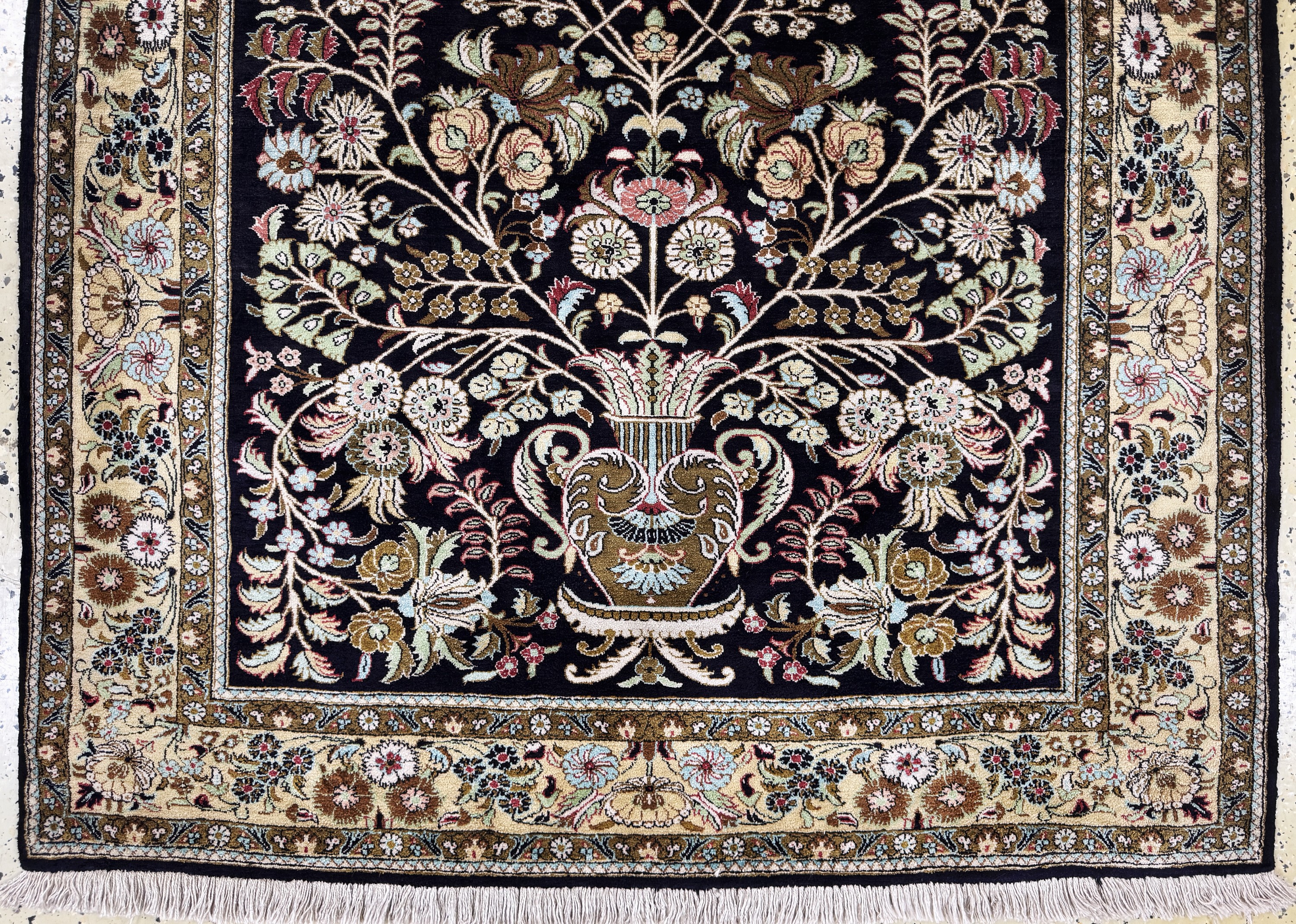 Detail b: Ghom Seide, Persien, Mitte 20.Jhd, reine Naturseide, ca. 152 x 110 cm, EHZ:(nahezu neuwertig)