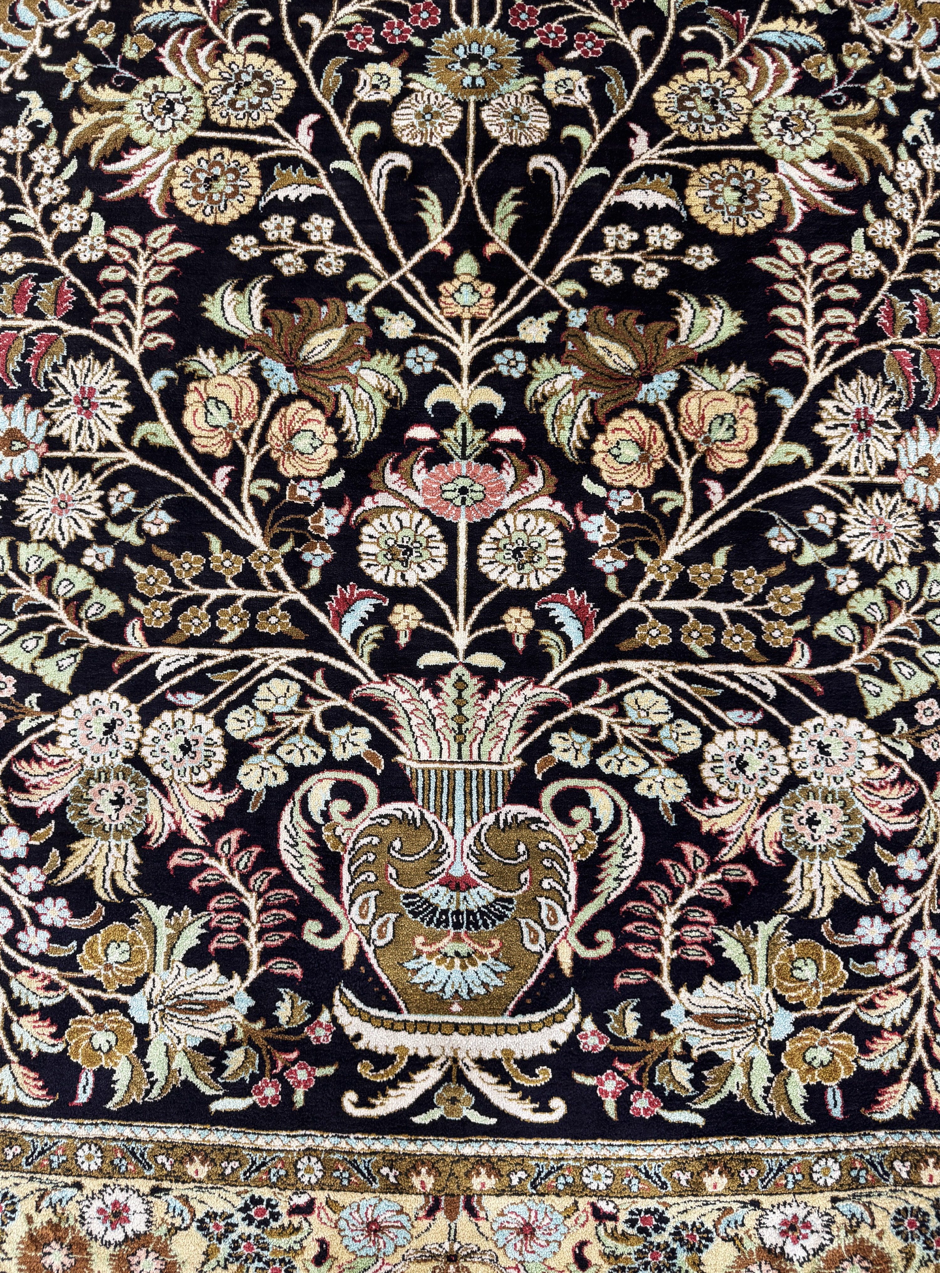 Detail c: Ghom Seide, Persien, Mitte 20.Jhd, reine Naturseide, ca. 152 x 110 cm, EHZ:(nahezu neuwertig)